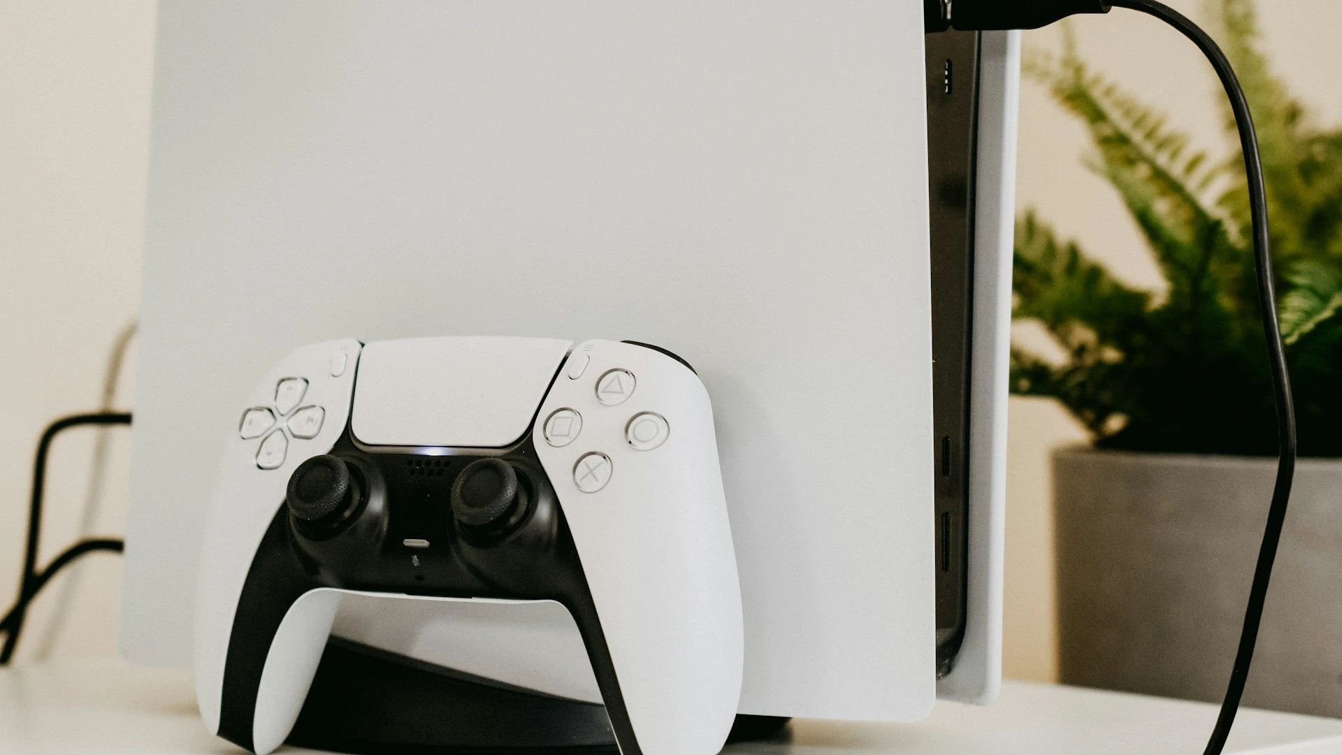 سوني تطلق يد تحكم DualSense 007 First Light المحدودة بتصميم كلاسيكي فاخر