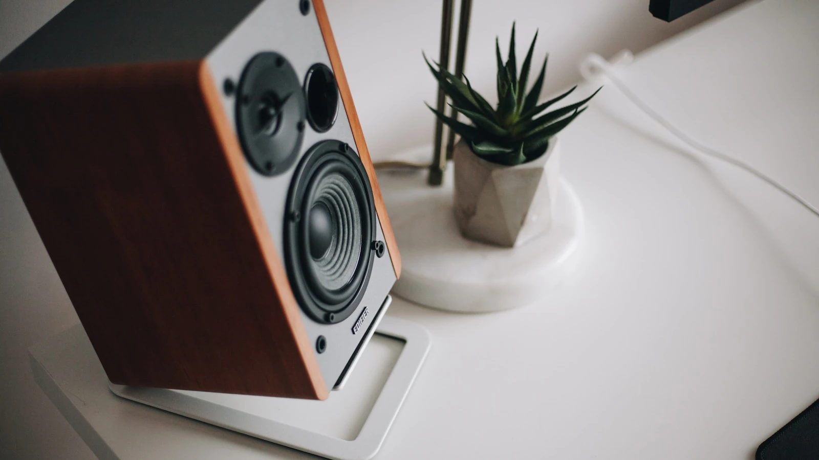 مراجعة WiiM Sound Lite: هل هو مكبر الصوت الذكي الأفضل لسطح مكتبك؟